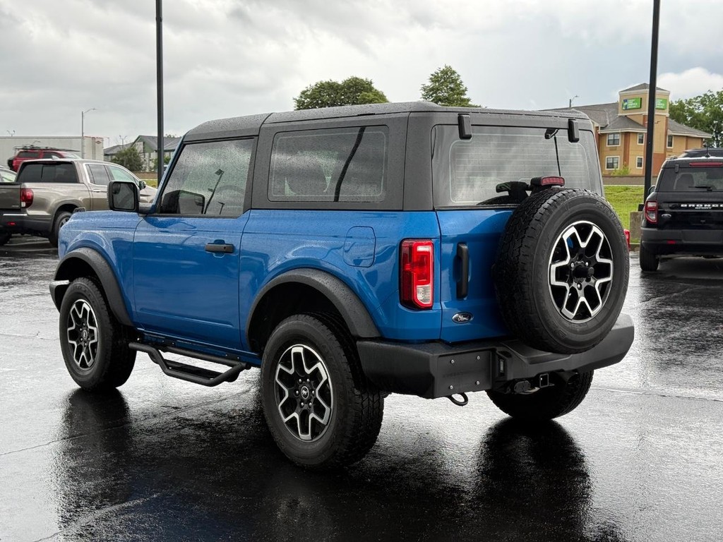 Ford Bronco Vehicle Full-screen Gallery Image 05