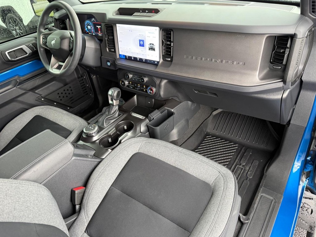 Ford Bronco Vehicle Full-screen Gallery Image 11
