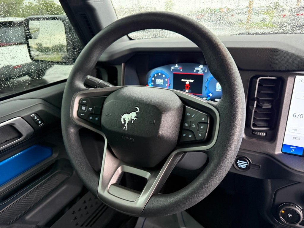 Ford Bronco Vehicle Full-screen Gallery Image 12