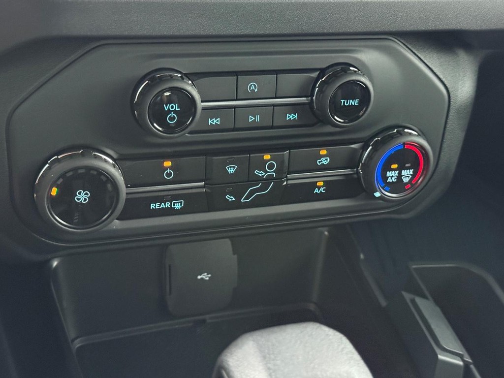 Ford Bronco Vehicle Full-screen Gallery Image 18