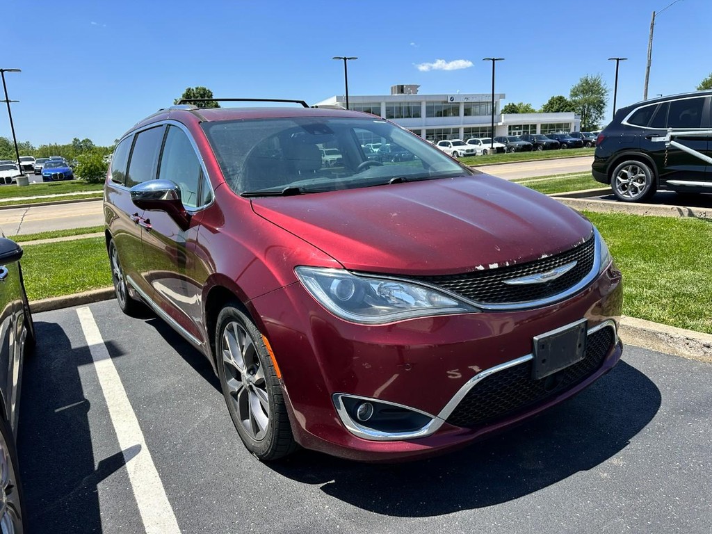 Chrysler Pacifica Vehicle Full-screen Gallery Image 02