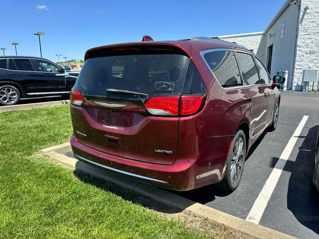 Chrysler Pacifica Vehicle Full-screen Gallery Image 03