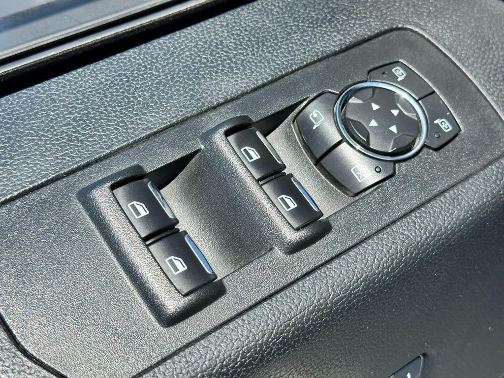 Ford F-150 Vehicle Full-screen Gallery Image 16