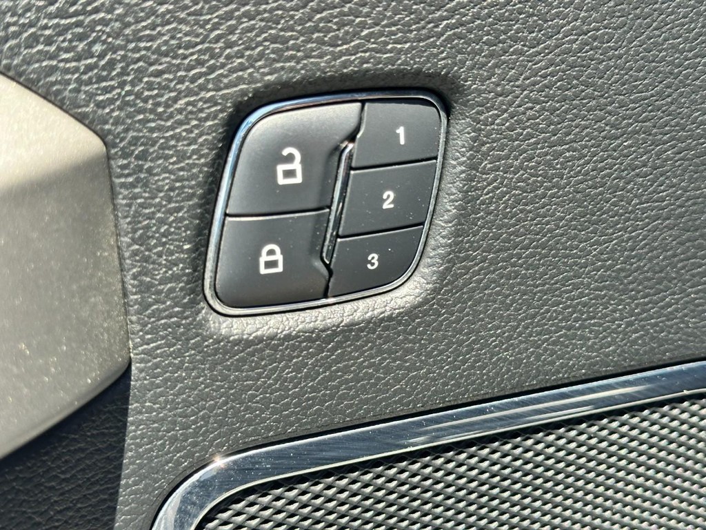 Ford F-150 Vehicle Full-screen Gallery Image 17