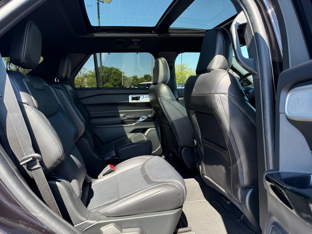 Ford Explorer Vehicle Full-screen Gallery Image 11