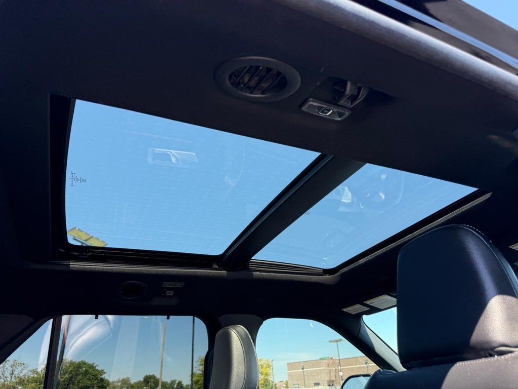 Ford Explorer Vehicle Full-screen Gallery Image 12