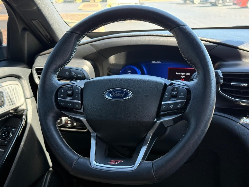Ford Explorer Vehicle Full-screen Gallery Image 15