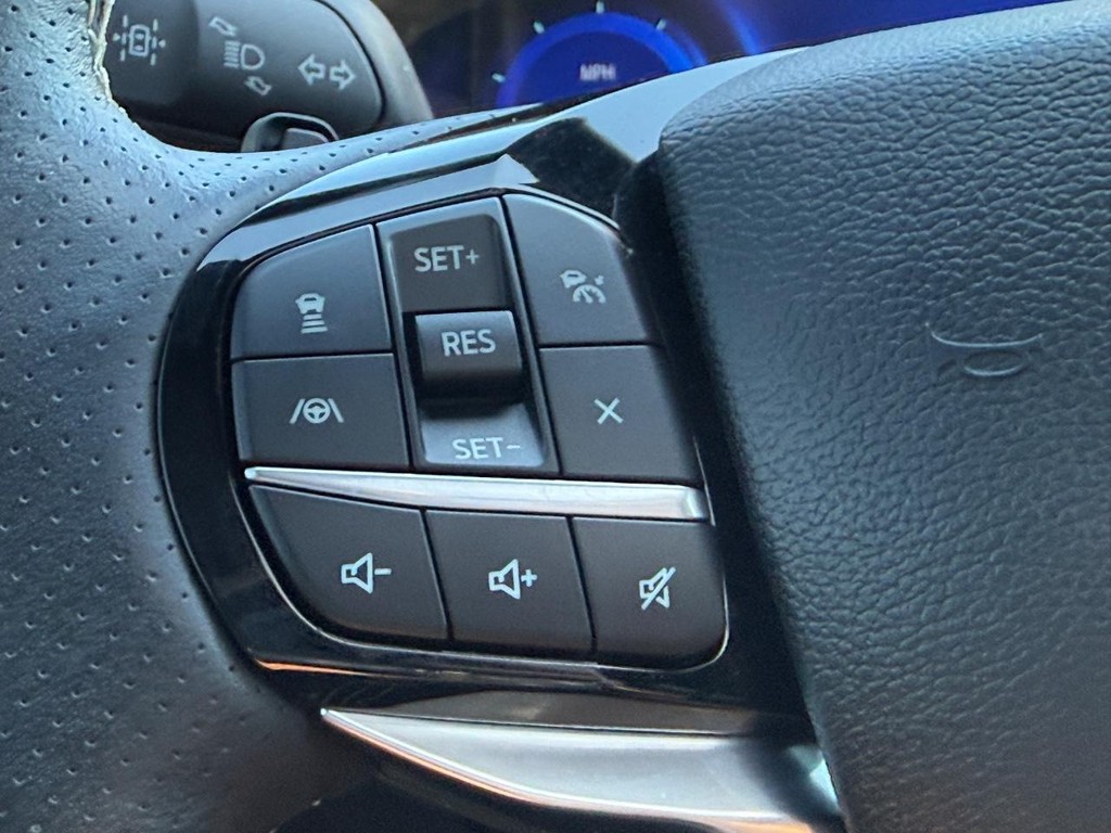 Ford Explorer Vehicle Full-screen Gallery Image 16