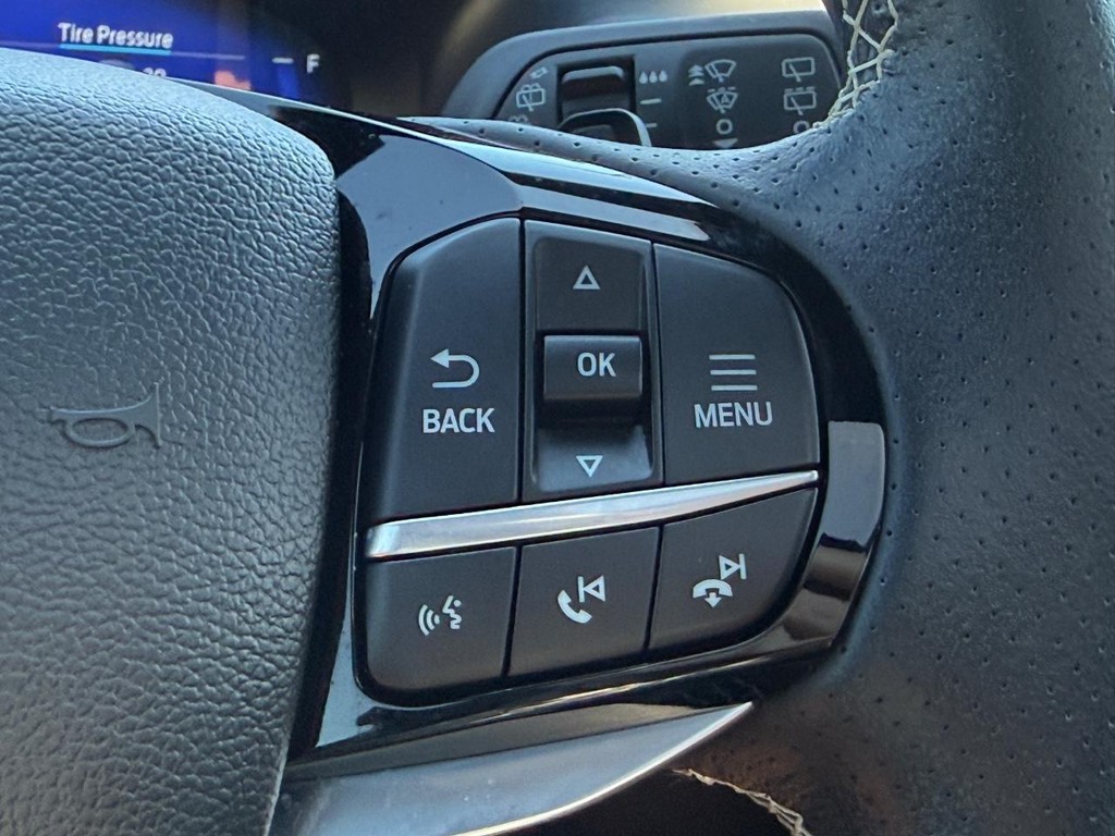 Ford Explorer Vehicle Full-screen Gallery Image 17