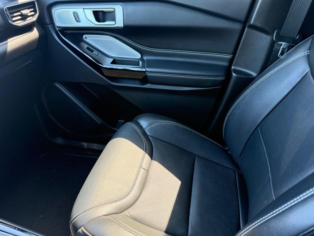 Ford Explorer Vehicle Full-screen Gallery Image 24