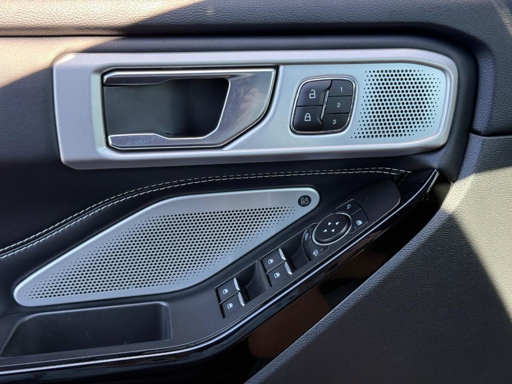 Ford Explorer Vehicle Full-screen Gallery Image 27
