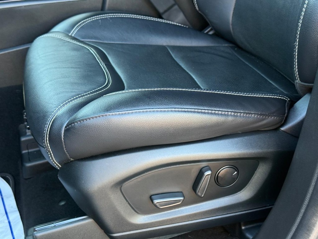 Ford Explorer Vehicle Full-screen Gallery Image 28