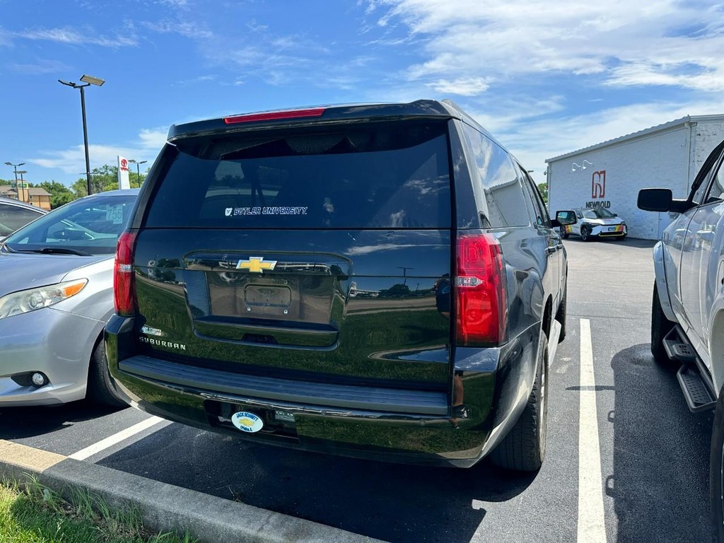 Chevrolet Suburban Vehicle Full-screen Gallery Image 03