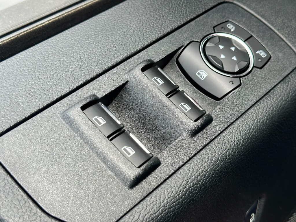 Ford F-150 Vehicle Full-screen Gallery Image 16