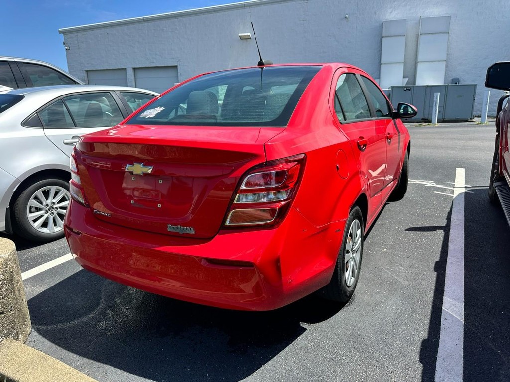 Chevrolet Sonic Vehicle Full-screen Gallery Image 03