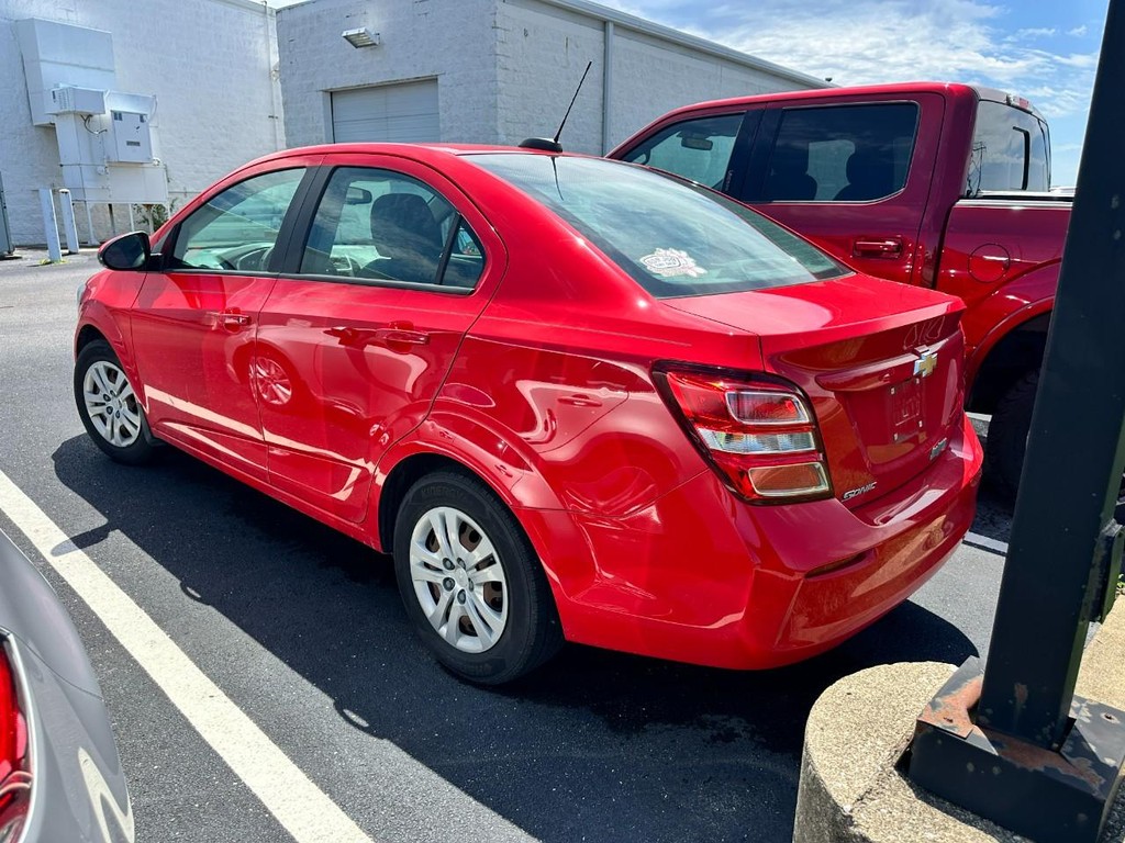 Chevrolet Sonic Vehicle Full-screen Gallery Image 04