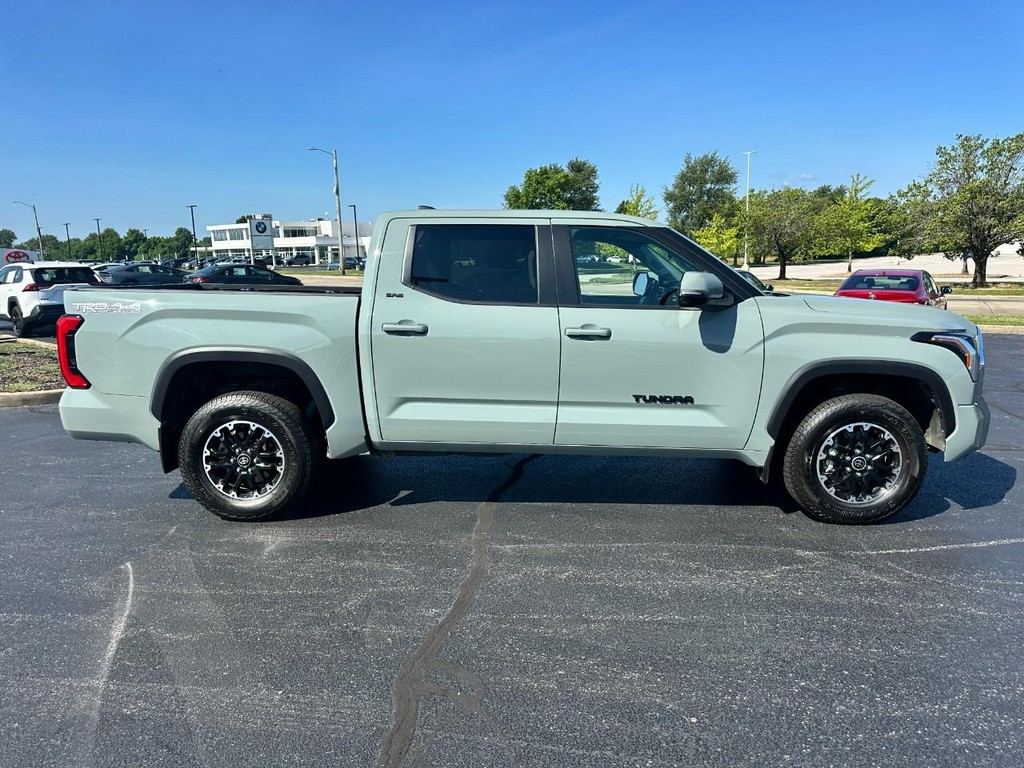 Toyota Tundra 4WD Vehicle Full-screen Gallery Image 02