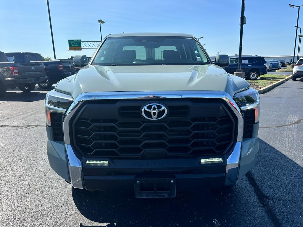Toyota Tundra 4WD Vehicle Full-screen Gallery Image 10