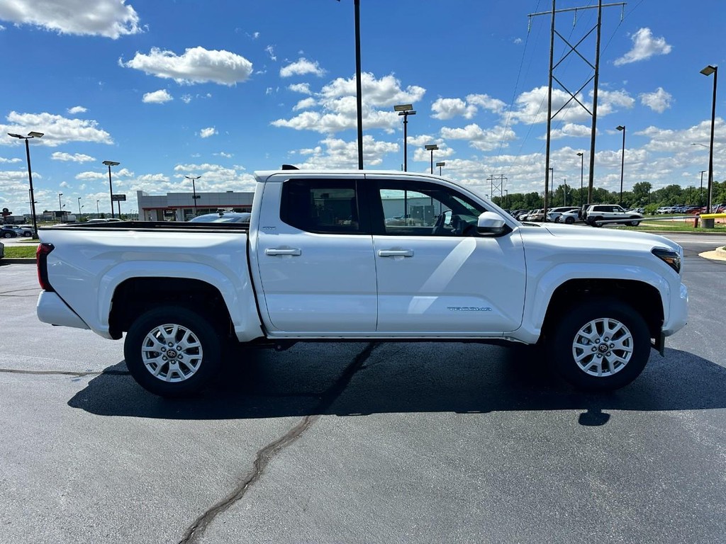 Toyota Tacoma 4WD Vehicle Full-screen Gallery Image 02