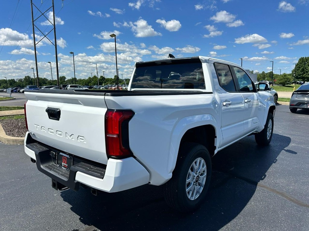 Toyota Tacoma 4WD Vehicle Full-screen Gallery Image 04