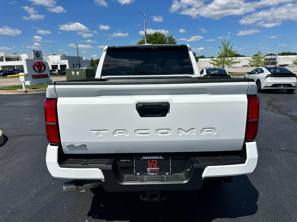 Toyota Tacoma 4WD Vehicle Full-screen Gallery Image 05