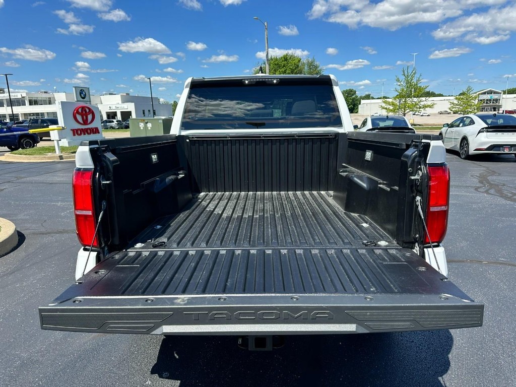 Toyota Tacoma 4WD Vehicle Full-screen Gallery Image 06