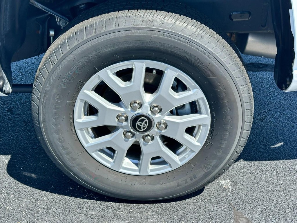 Toyota Tacoma 4WD Vehicle Full-screen Gallery Image 08