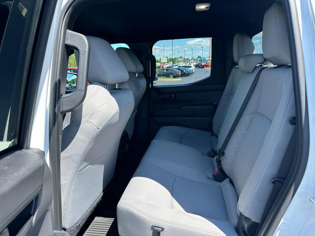 Toyota Tacoma 4WD Vehicle Full-screen Gallery Image 11