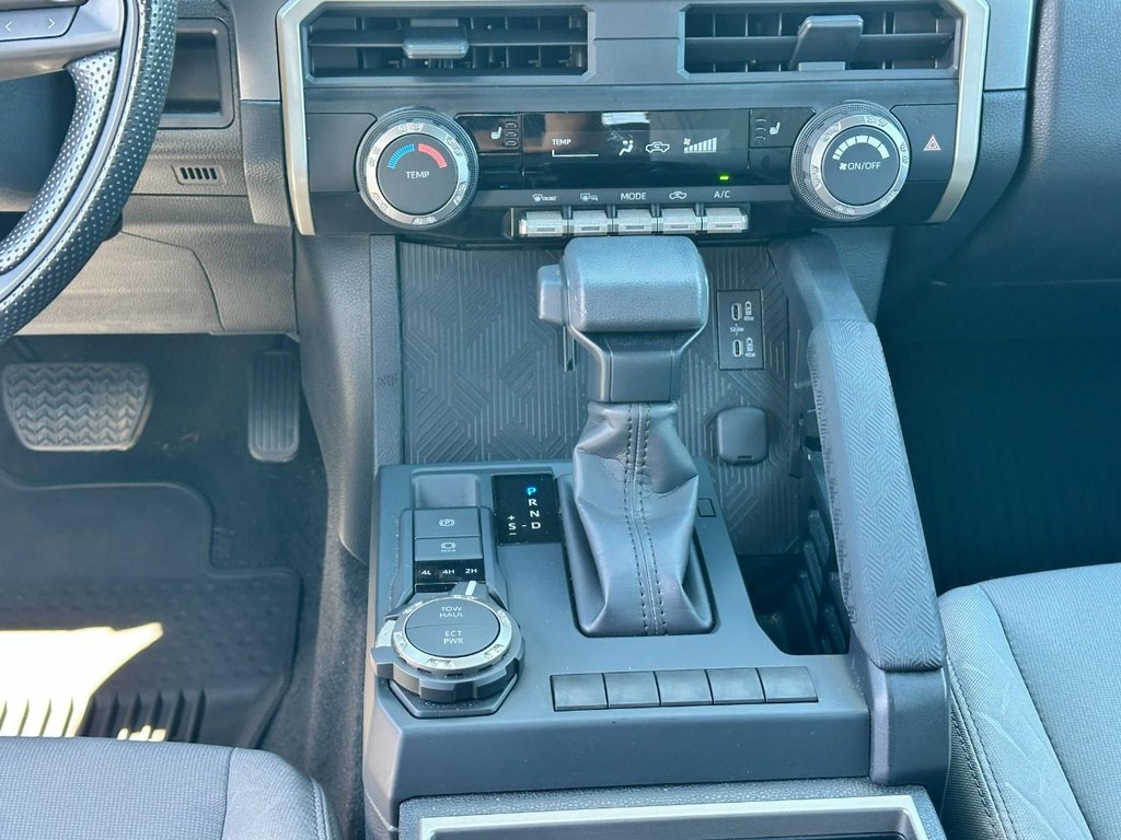 Toyota Tacoma 4WD Vehicle Full-screen Gallery Image 14
