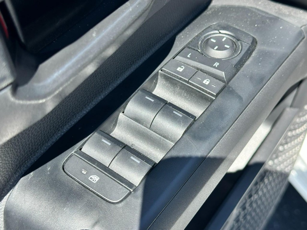 Toyota Tacoma 4WD Vehicle Full-screen Gallery Image 16