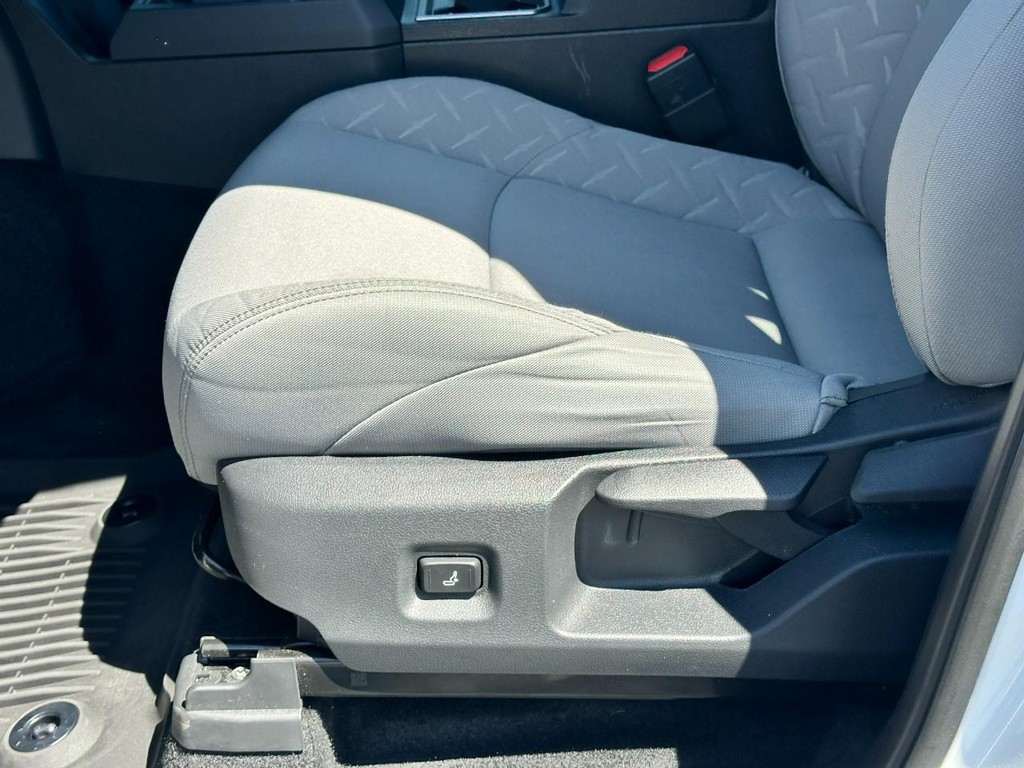 Toyota Tacoma 4WD Vehicle Full-screen Gallery Image 17