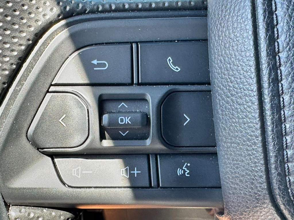 Toyota Tacoma 4WD Vehicle Full-screen Gallery Image 18