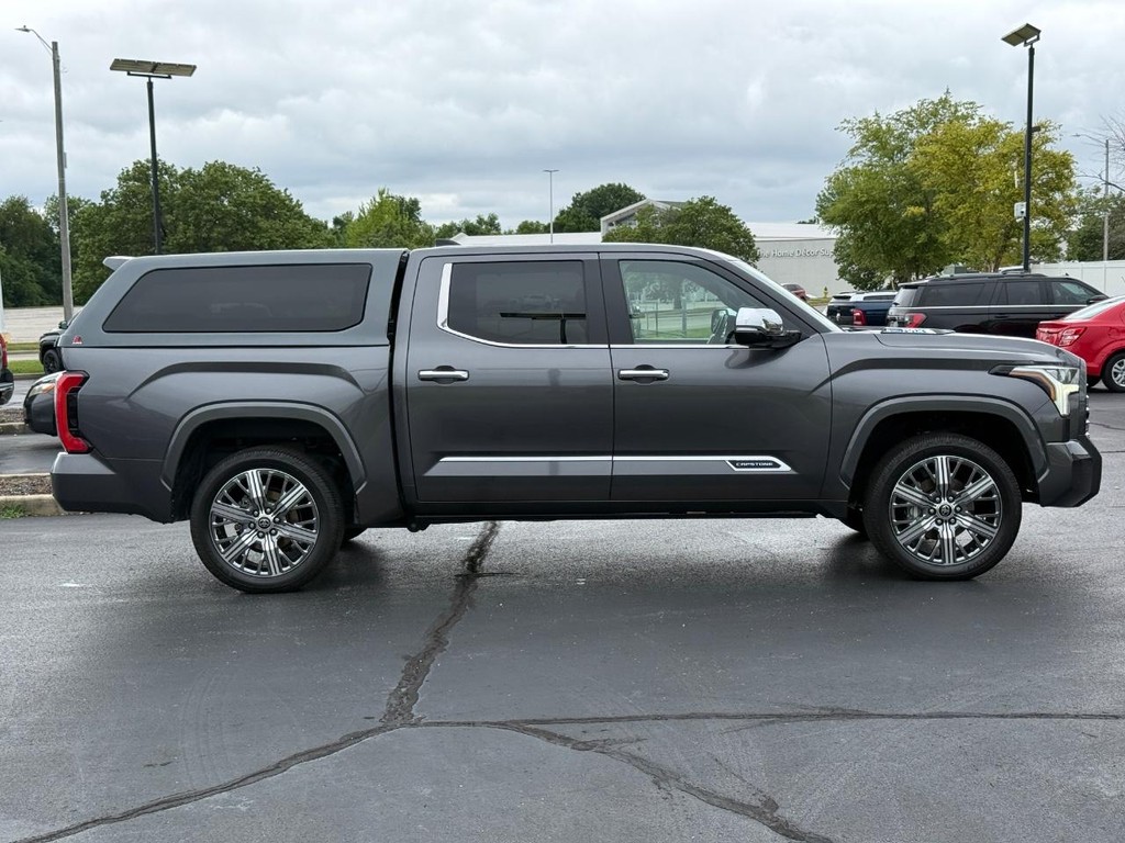 Toyota Tundra 4WD Vehicle Full-screen Gallery Image 02