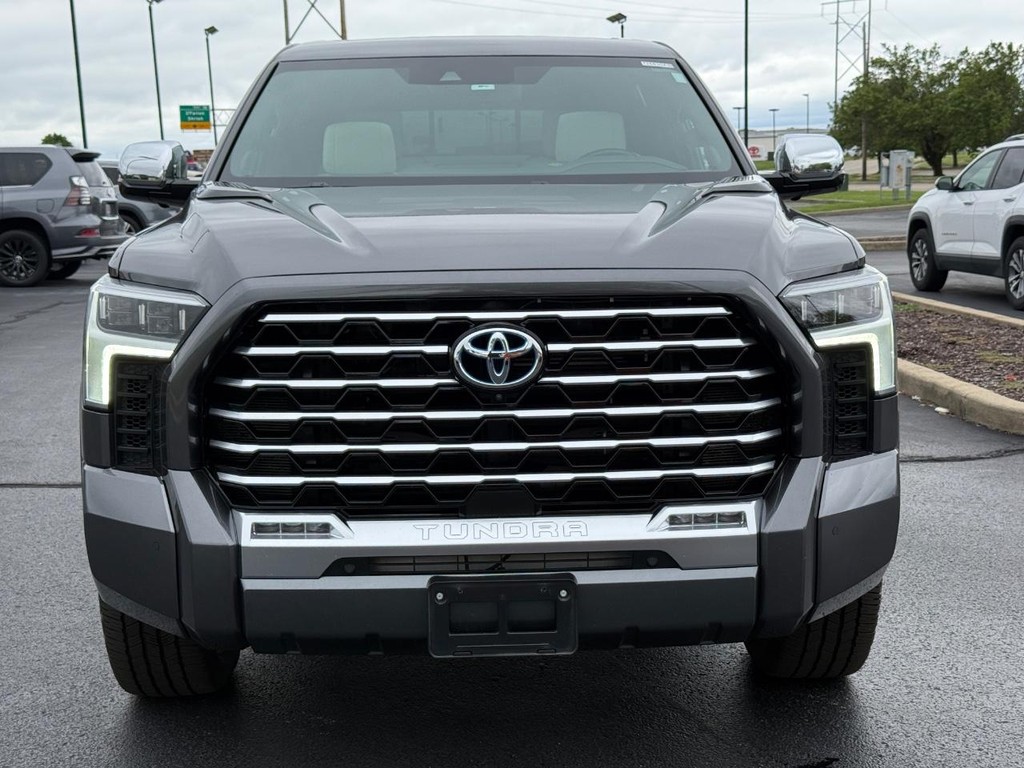 Toyota Tundra 4WD Vehicle Full-screen Gallery Image 10