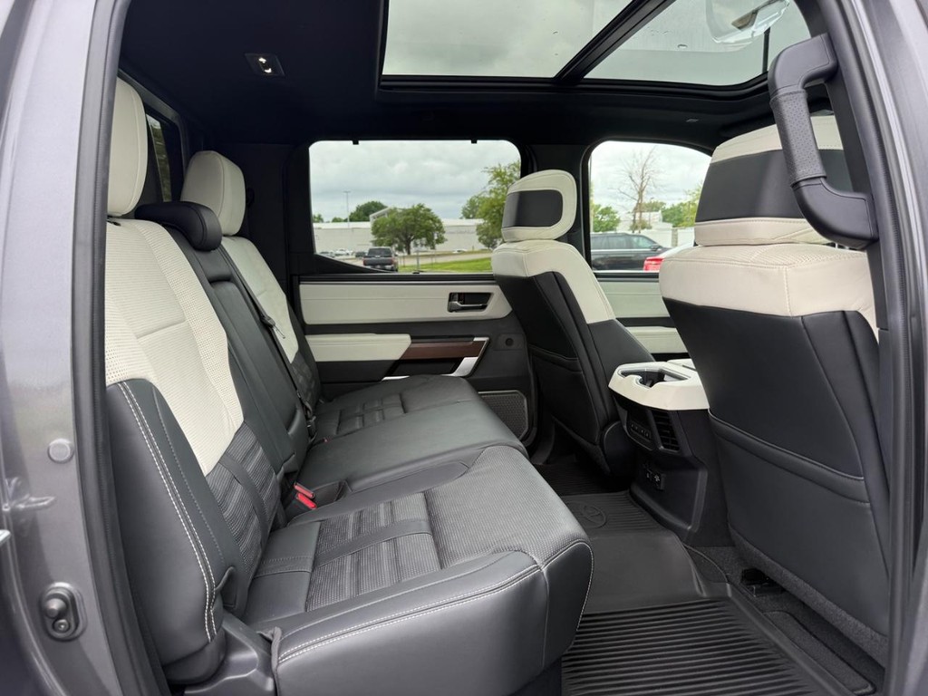 Toyota Tundra 4WD Vehicle Full-screen Gallery Image 11