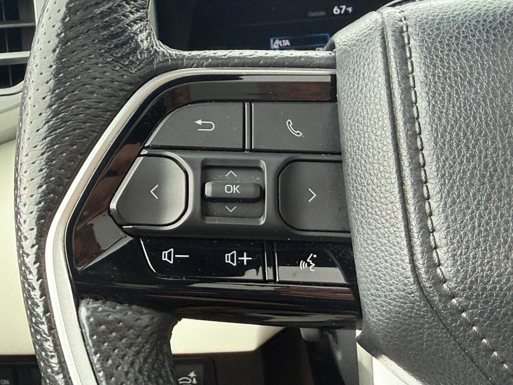 Toyota Tundra 4WD Vehicle Full-screen Gallery Image 15