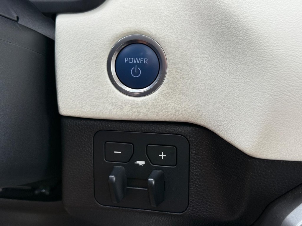 Toyota Tundra 4WD Vehicle Full-screen Gallery Image 17