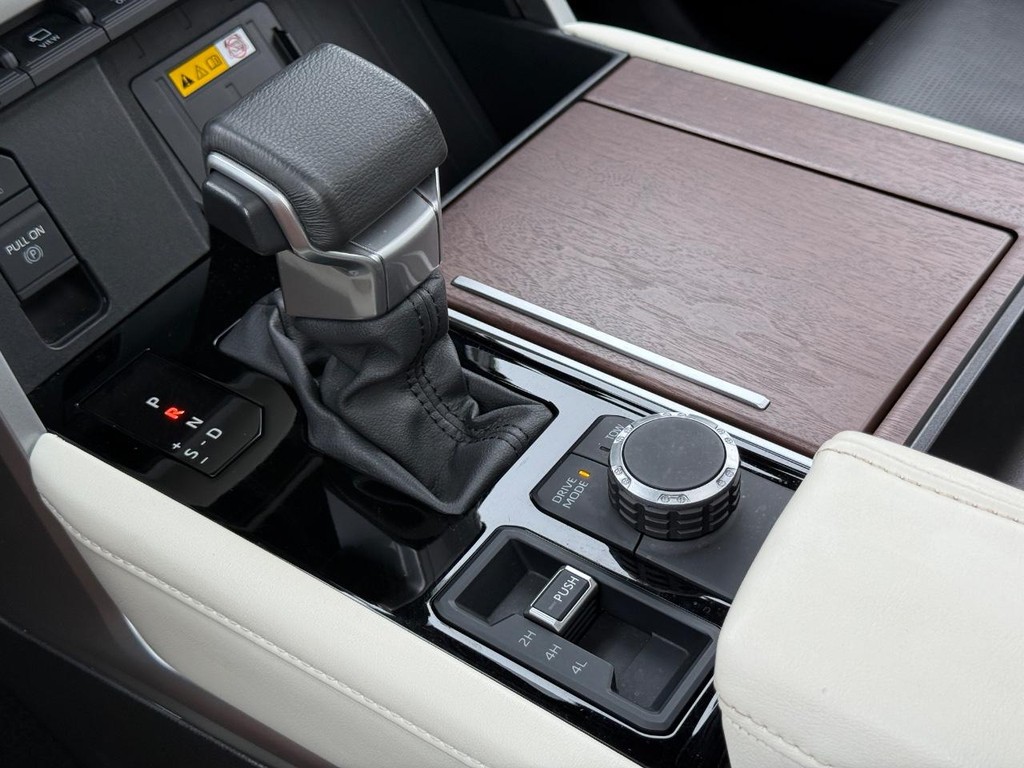 Toyota Tundra 4WD Vehicle Full-screen Gallery Image 21