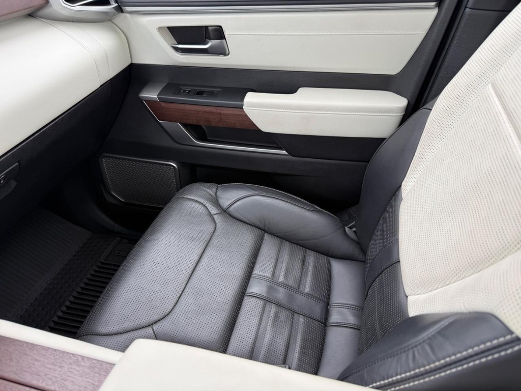Toyota Tundra 4WD Vehicle Full-screen Gallery Image 22