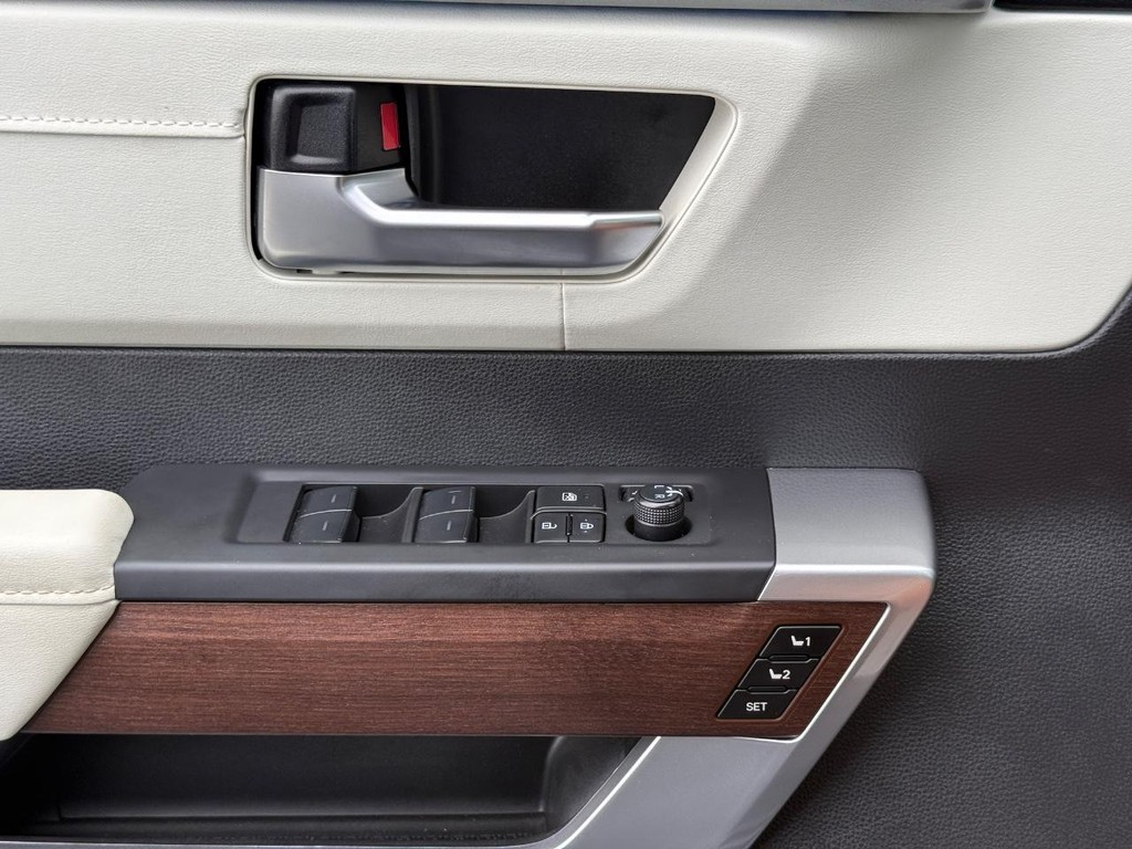 Toyota Tundra 4WD Vehicle Full-screen Gallery Image 25