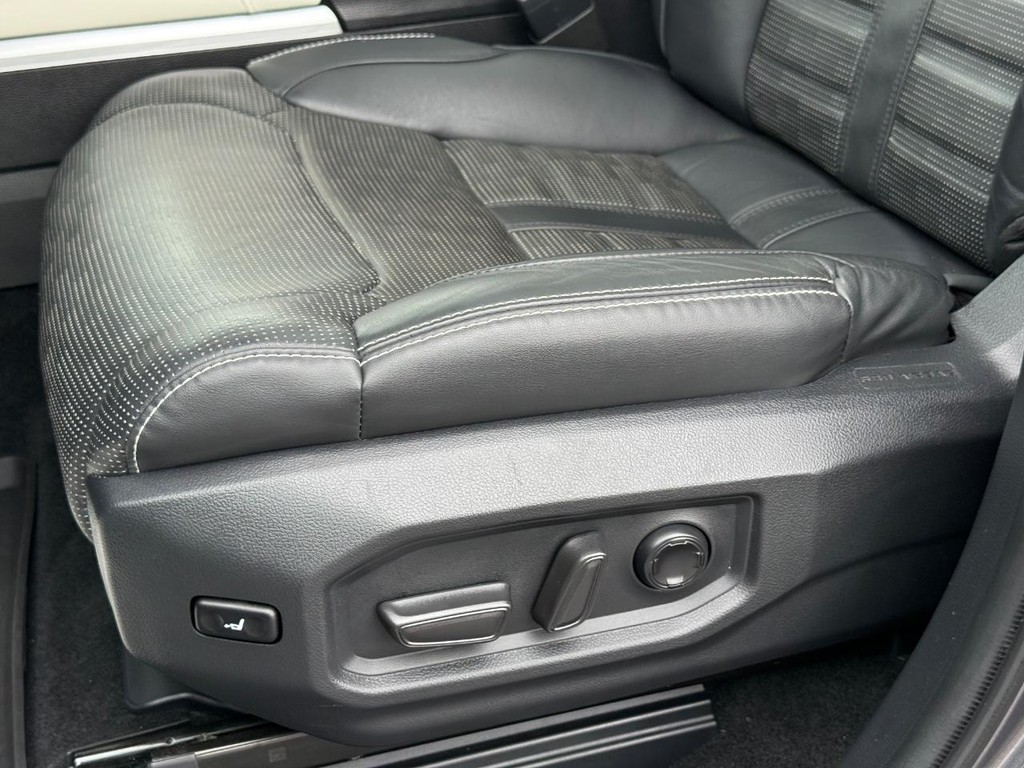 Toyota Tundra 4WD Vehicle Full-screen Gallery Image 26