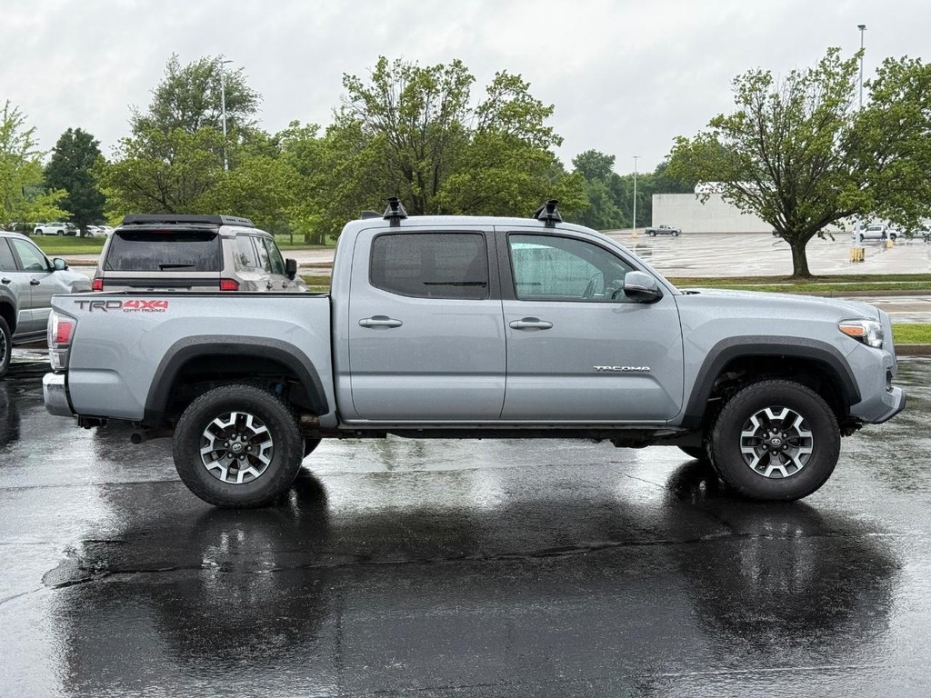 Toyota Tacoma 4WD Vehicle Full-screen Gallery Image 02
