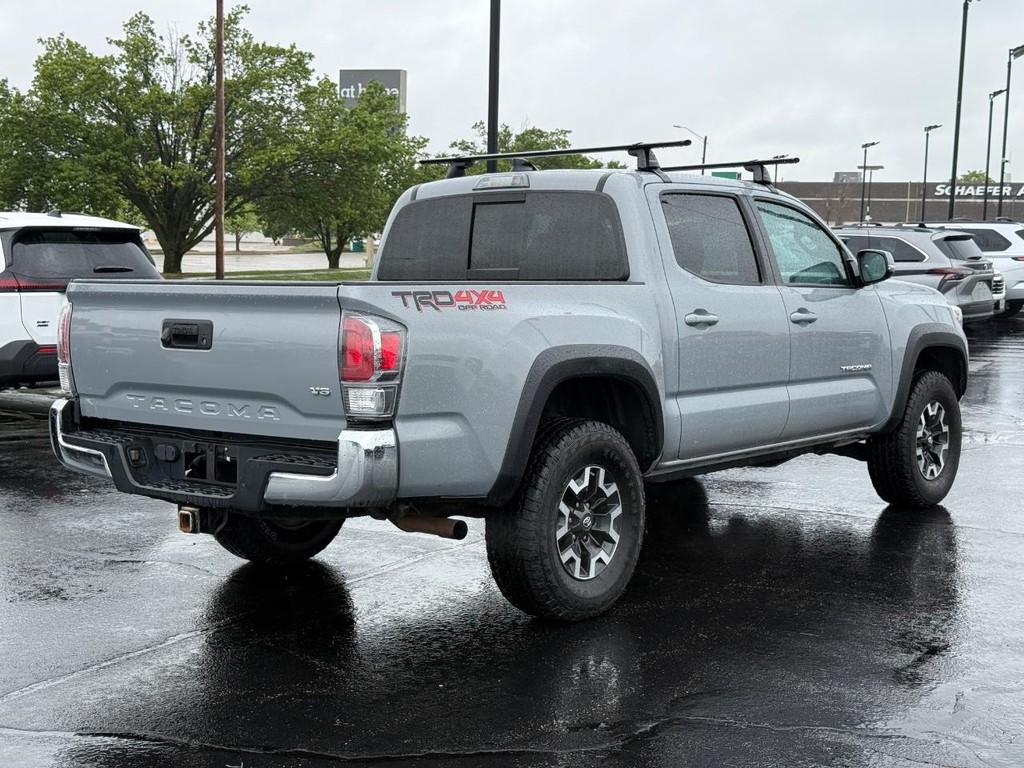 Toyota Tacoma 4WD Vehicle Full-screen Gallery Image 04