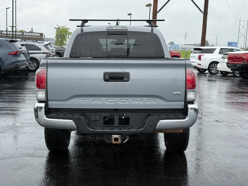 Toyota Tacoma 4WD Vehicle Full-screen Gallery Image 05