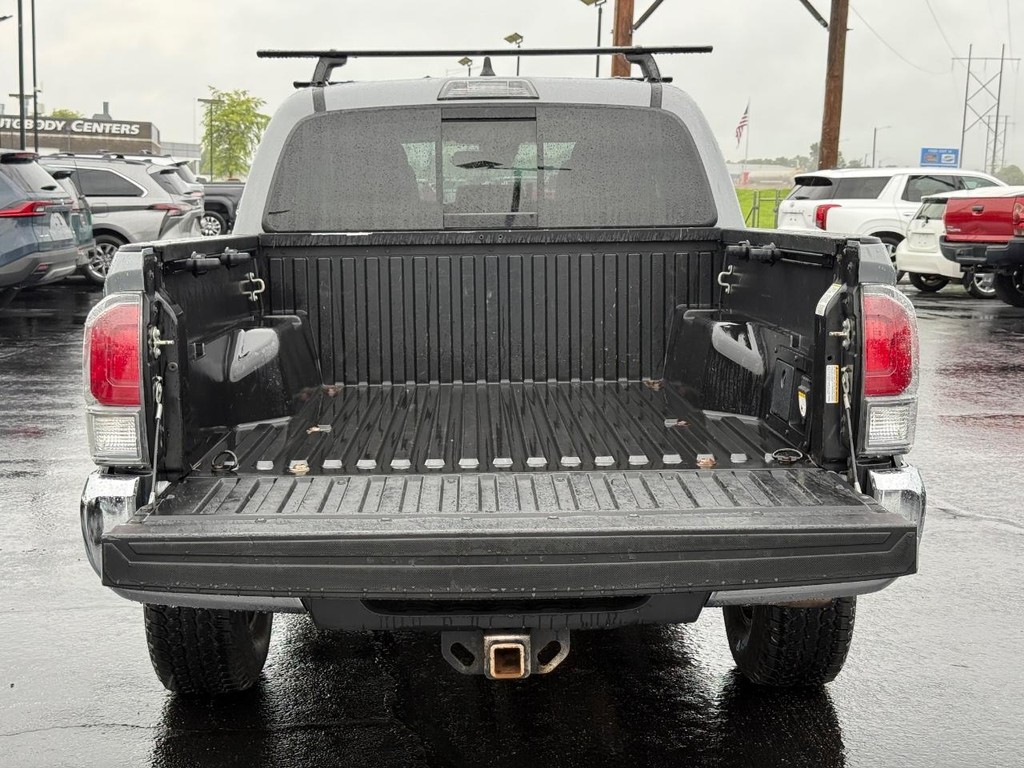 Toyota Tacoma 4WD Vehicle Full-screen Gallery Image 07