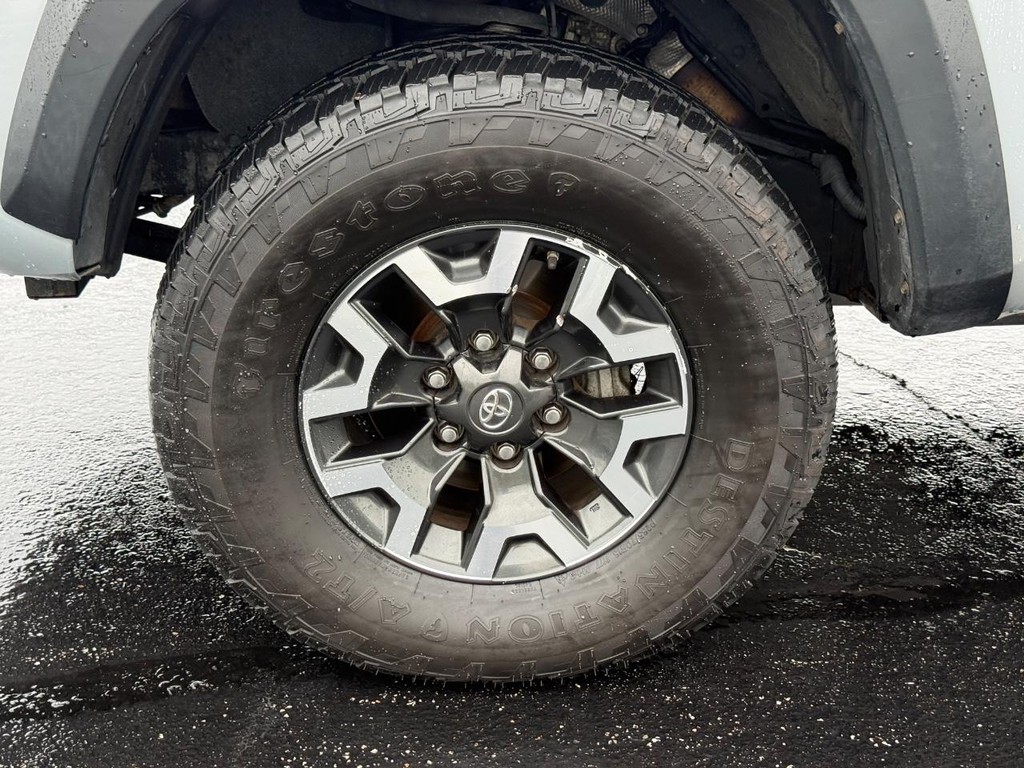 Toyota Tacoma 4WD Vehicle Full-screen Gallery Image 08