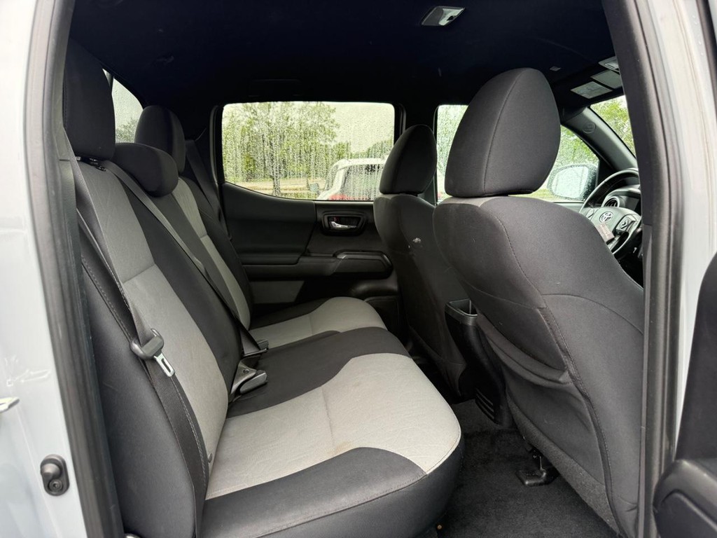 Toyota Tacoma 4WD Vehicle Full-screen Gallery Image 11