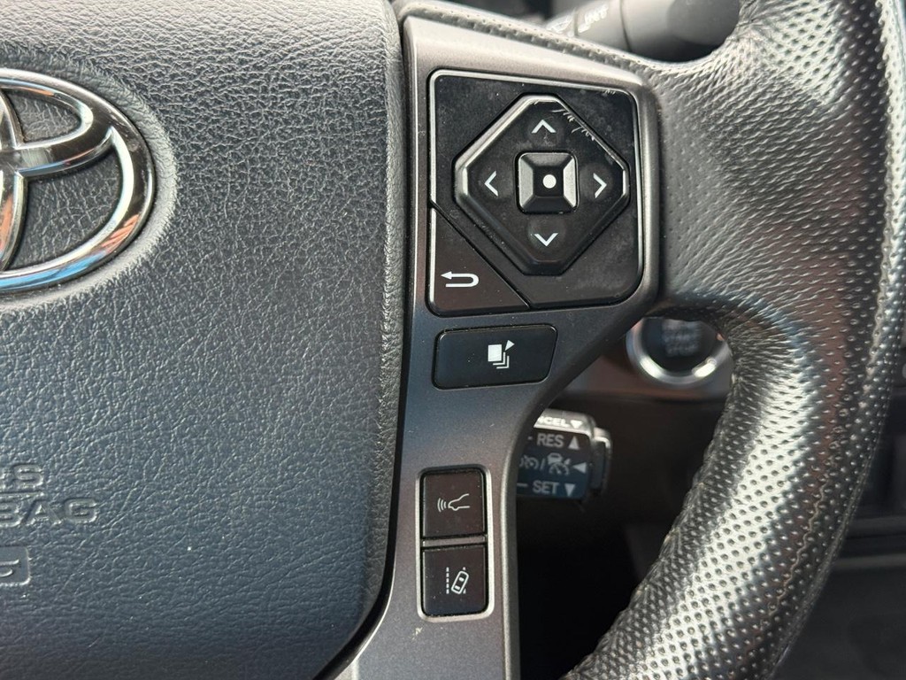 Toyota Tacoma 4WD Vehicle Full-screen Gallery Image 14