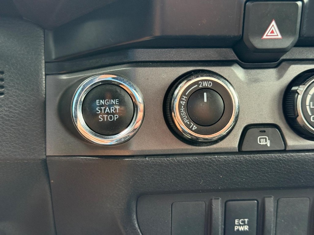 Toyota Tacoma 4WD Vehicle Full-screen Gallery Image 17