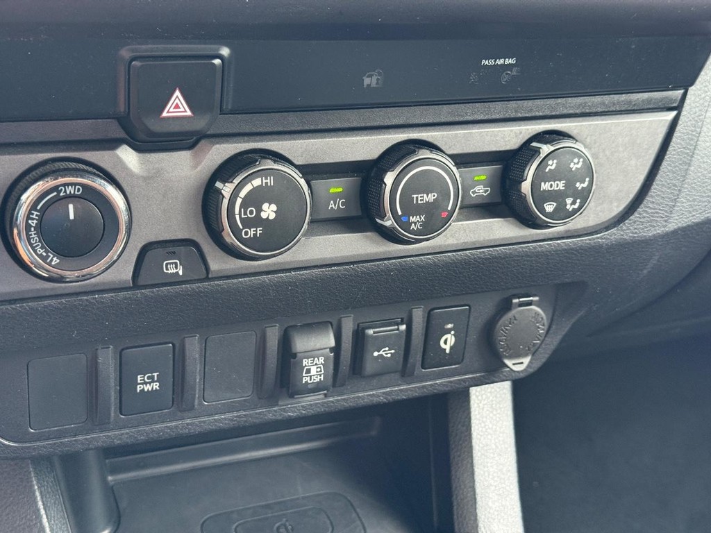 Toyota Tacoma 4WD Vehicle Full-screen Gallery Image 18